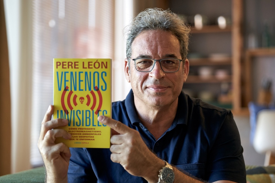 Pere León con su libro