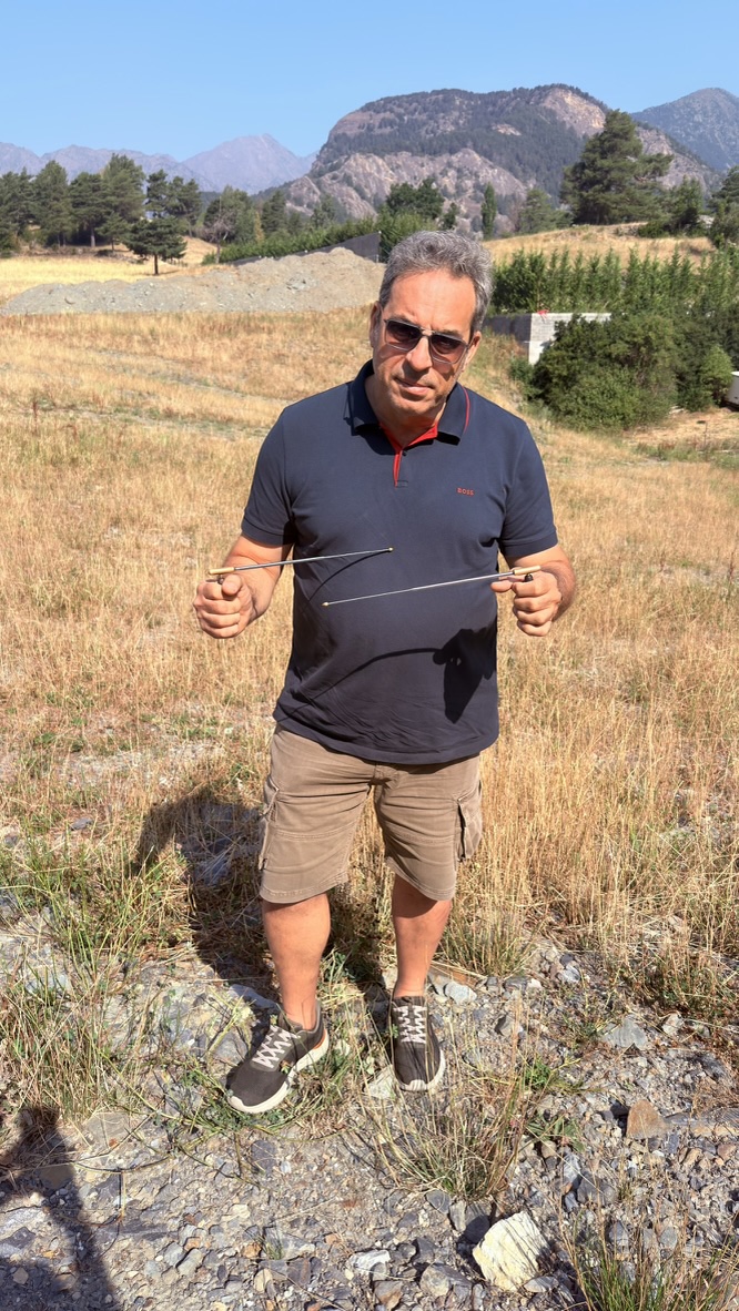 Pere León con las varillas cruzadas en un terreno