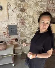 Alumno practicando con varillas en una vivienda