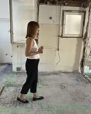 Alumno practicando con varillas en una vivienda