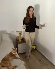 Alumno practicando con varillas en una vivienda
