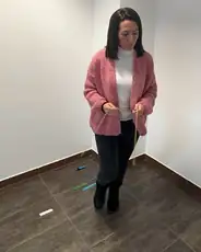 Alumno practicando con varillas en una vivienda