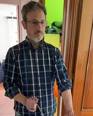 Alumno practicando con varillas en una vivienda