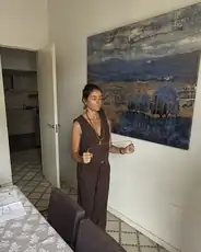 Alumno practicando con varillas en una vivienda