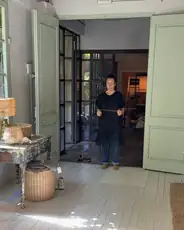 Alumno practicando con varillas en una vivienda