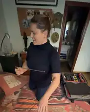 Alumno practicando con varillas en una vivienda