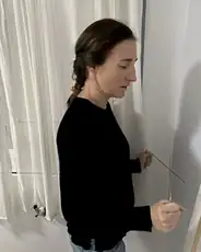 Alumno practicando con varillas en una vivienda