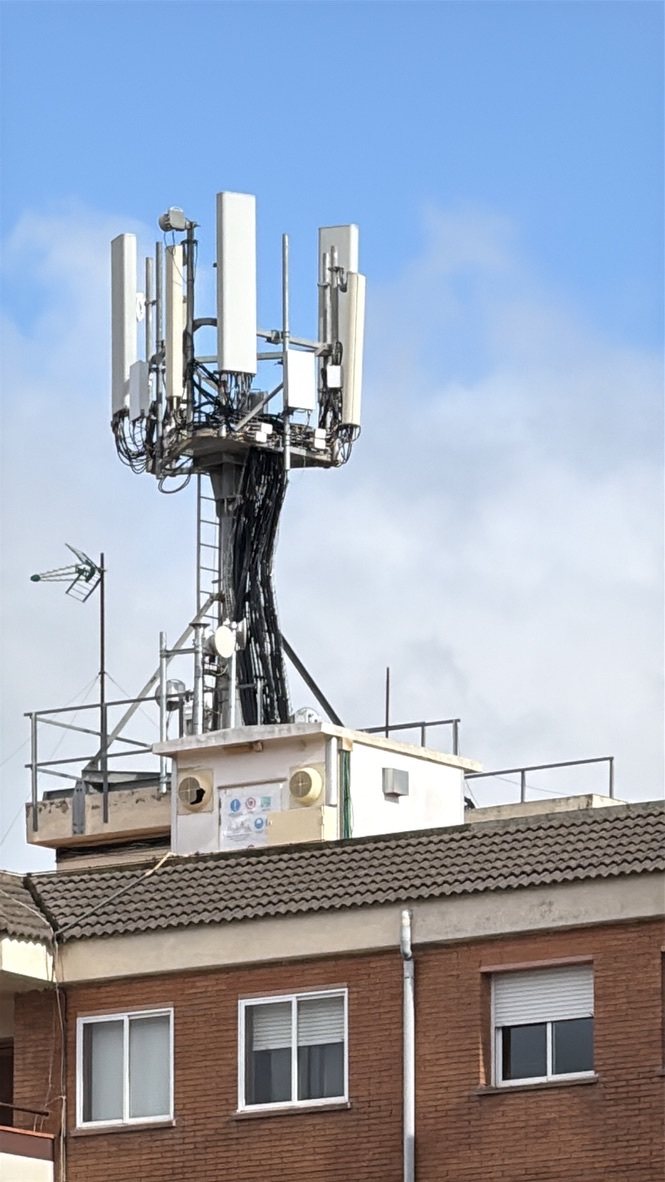 Antena de telefonia sobre un bloc de pisos