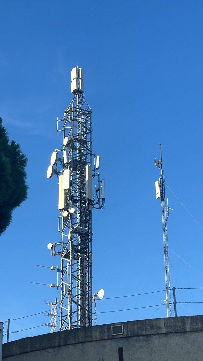 Torre de gelosia amb antenes