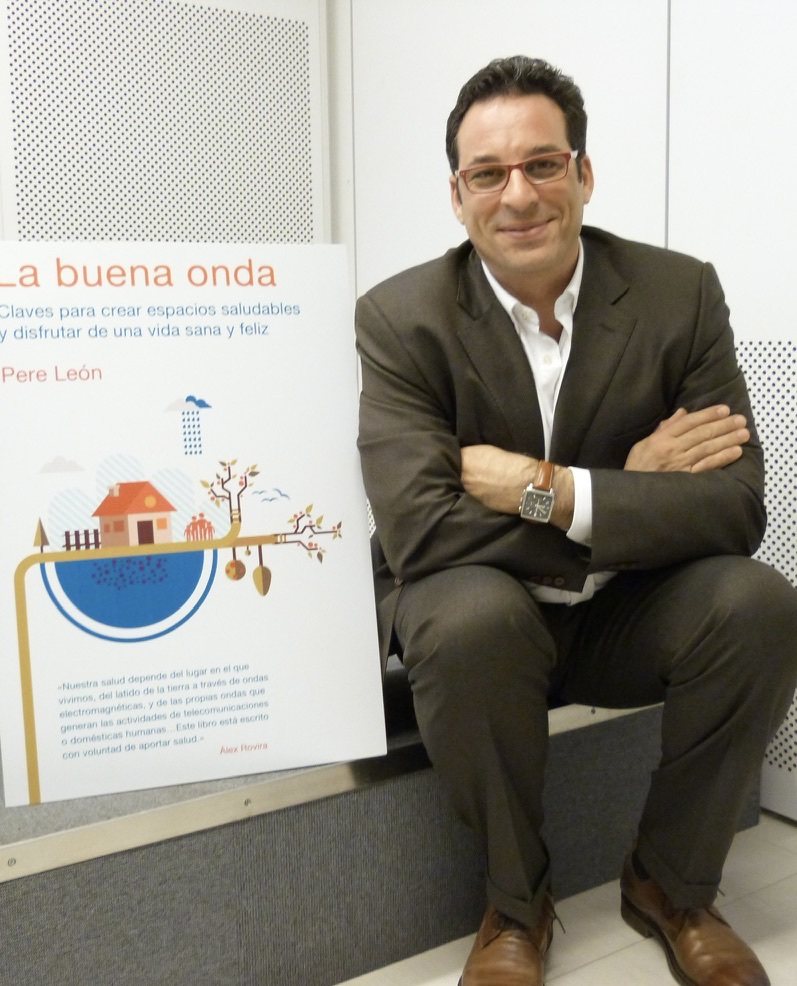 Pere León al costat del cartell de La buena onda