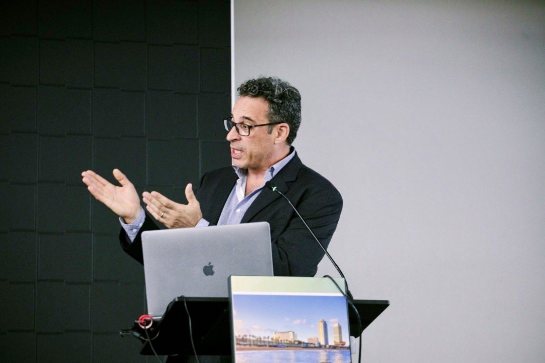 Pere León parlant al micròfon