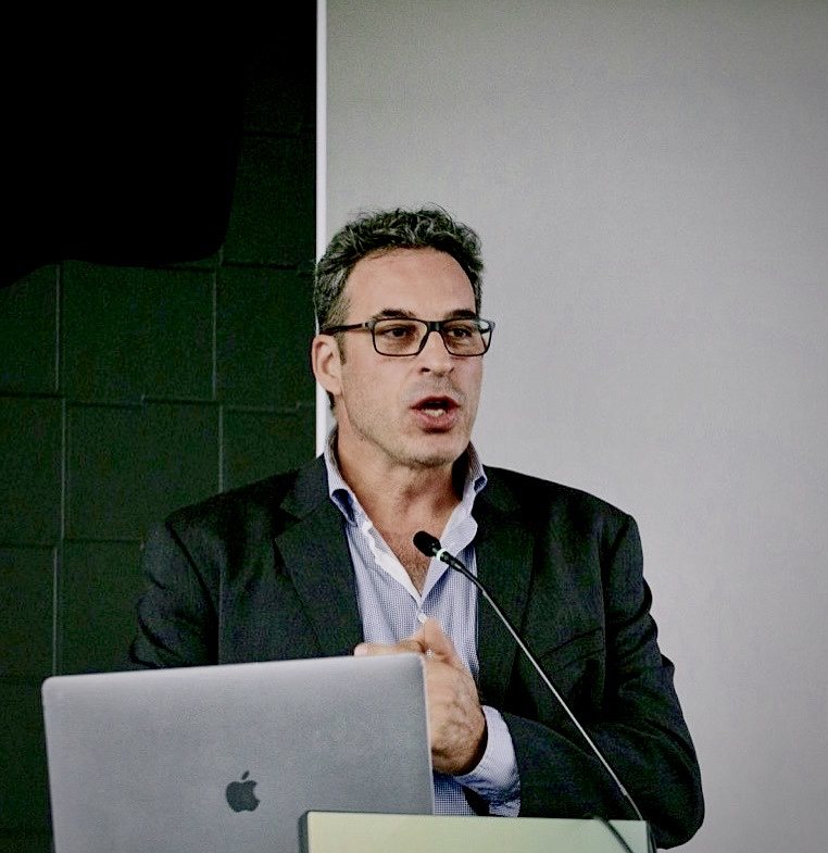 Pere León en una ponencia, hablando al micrófono