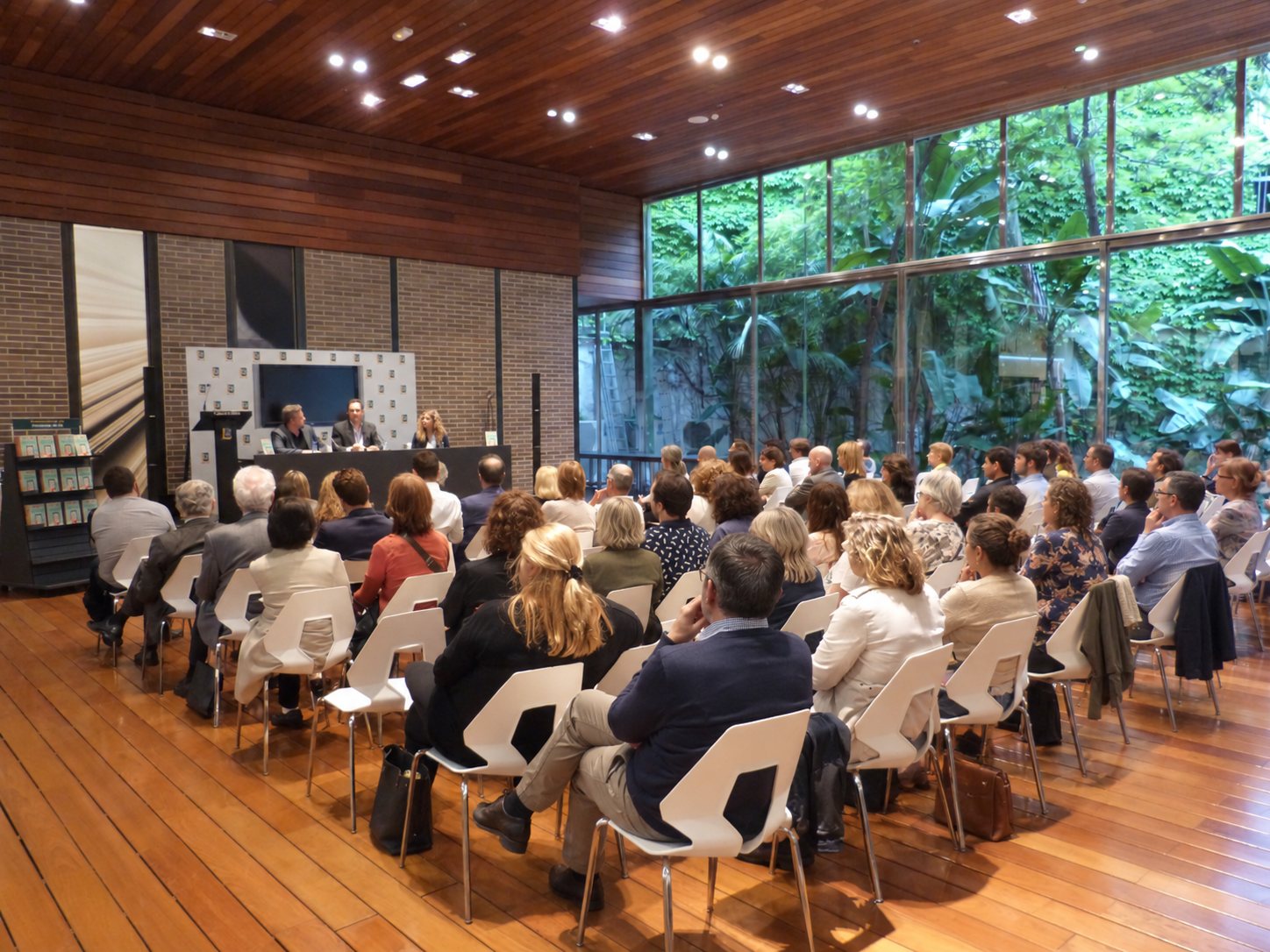 Presentació d'un llibre en una sala envidrada