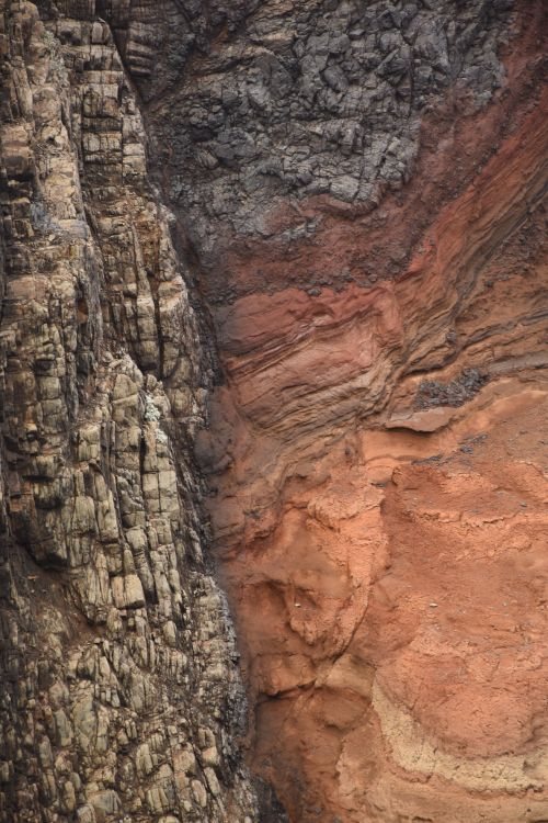 Falla geològica en una paret de roca