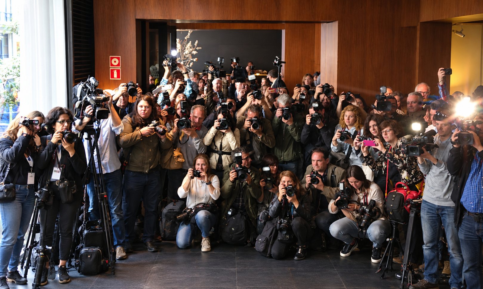 Fotógrafos de prensa en la presentación de un libro
