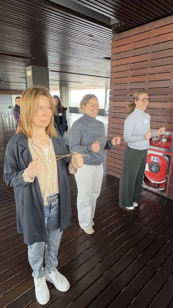 Alumnas practicando con varillas