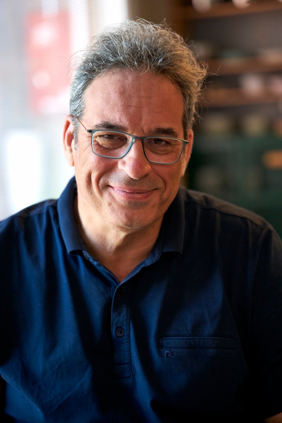 Pere León sonriendo, retrato con polo azul marino