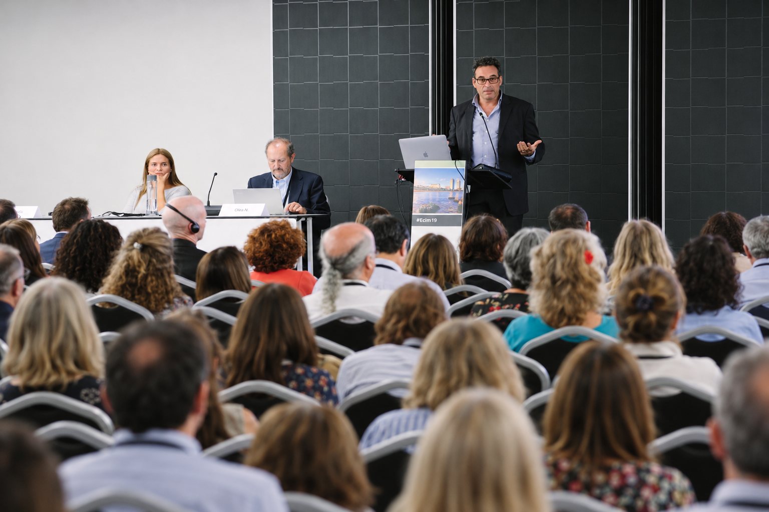 Pere León dando una conferencia en un congreso de medicina integrativa