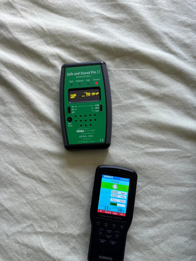 Medidor de radiofrecuencia y detector de formaldehído sobre la cama