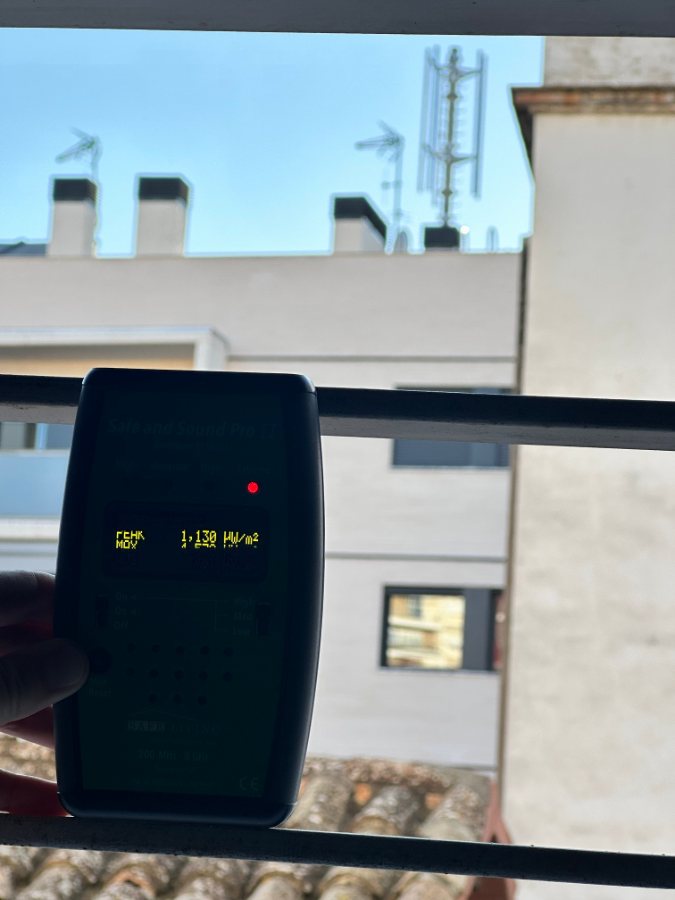 Medición de radiofrecuencia frente a una antena de telefonía desde una terraza