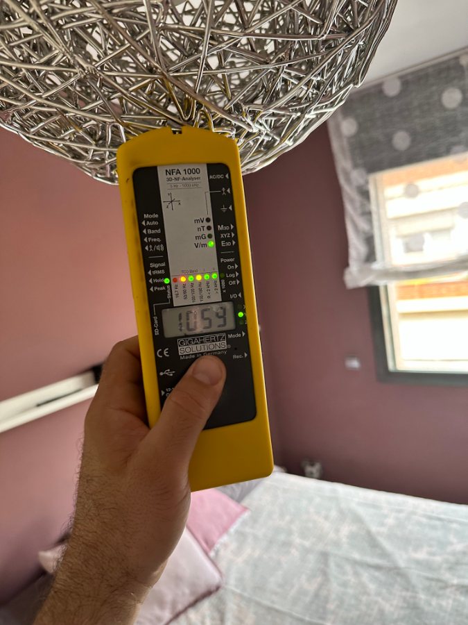 Medición del campo eléctrico de la lámpara del dormitorio con el NFA 1000