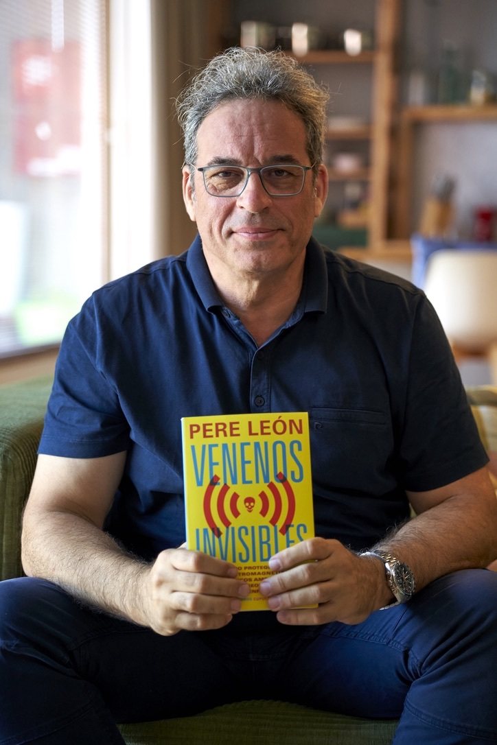 Pere León amb el seu llibre Venenos invisibles