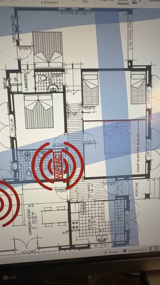 Plano de una vivienda con las corrientes de agua y el wifi marcados
