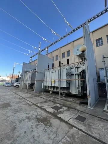 Transformador eléctrico junto a un edificio