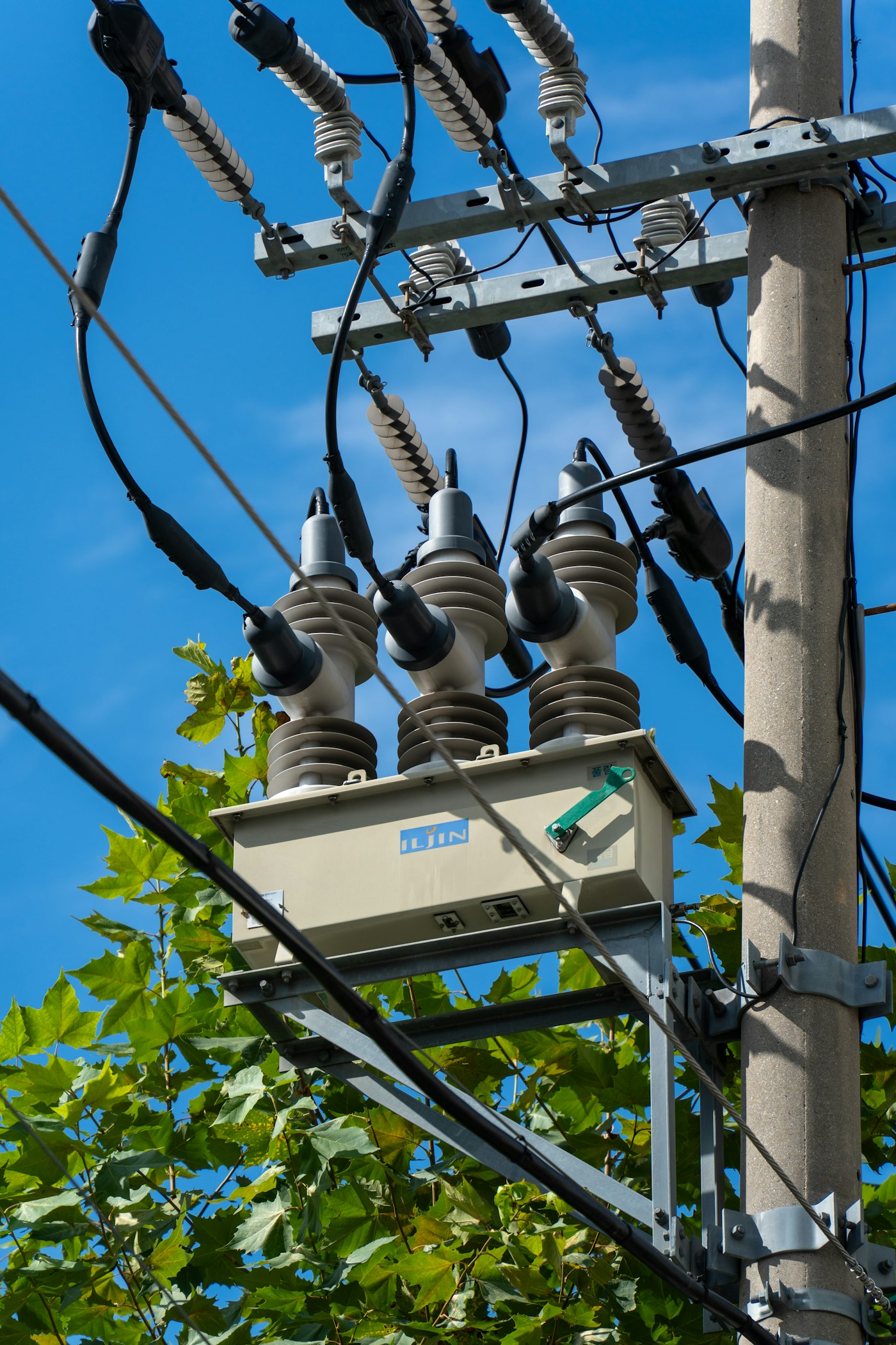 Transformador montado en un poste eléctrico